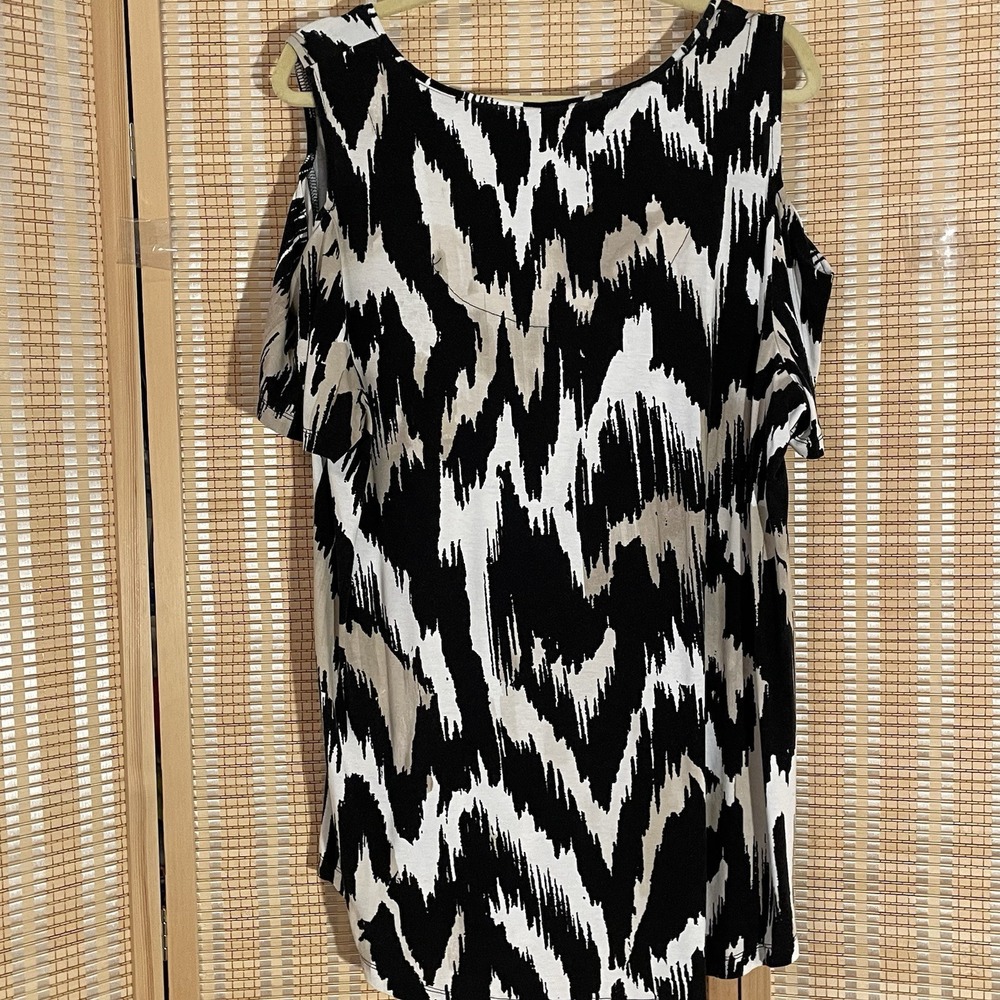 JM Collection Black and White Cold Shoulder Tunic - Picture 8 of 12